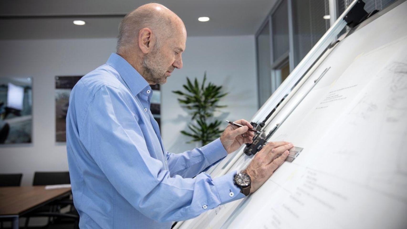 Adrian Newey, el genio de la F1, su mesa de dibujo y su libreta en la mano: Aston Martin coloca la pieza clave del puzle millonario