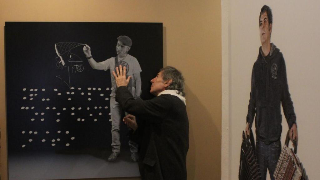 Juan Torre junto con su fotografía de Fito perteneciente a la colección ‘Imágenes para tocar’.