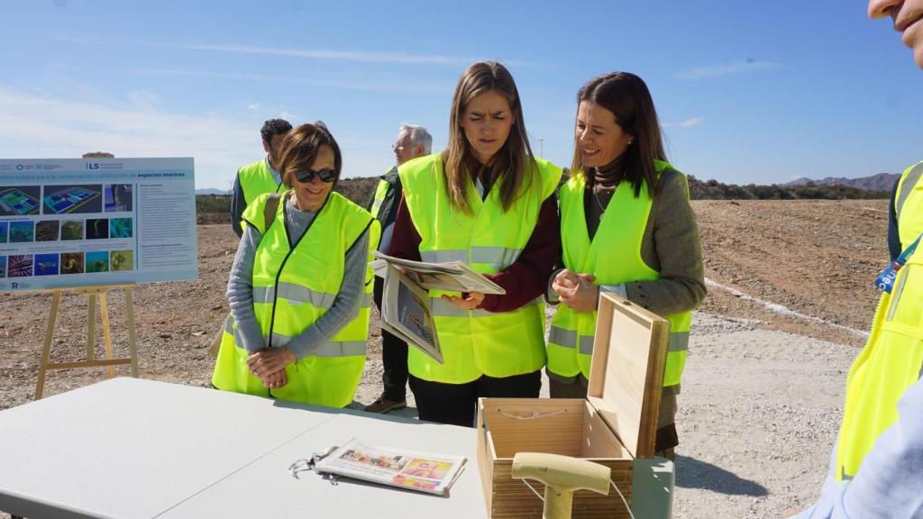 La ministra para la Transición Ecológica, Sara Aagesen (c), visita la explanada donde se ubicará el Centro de Producción de Especies Marinas de Águilas.