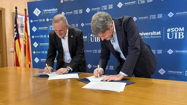 Firma del convenio entre el gobierno balear con la universidad pública de la región para el proyecto de IoT.