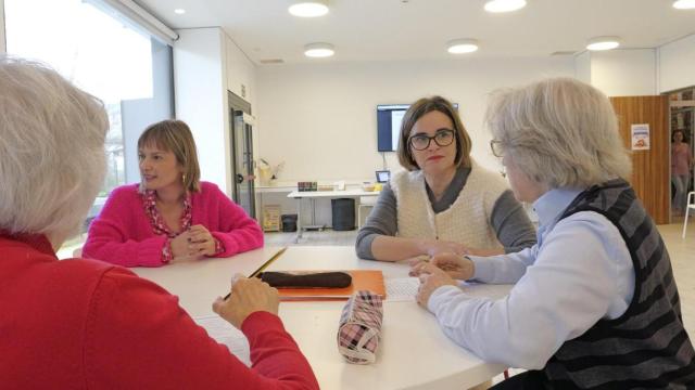 La Diputada General, Elixabete Etxanobe, durante su visita al centro etxeTIC de Etxebarri.