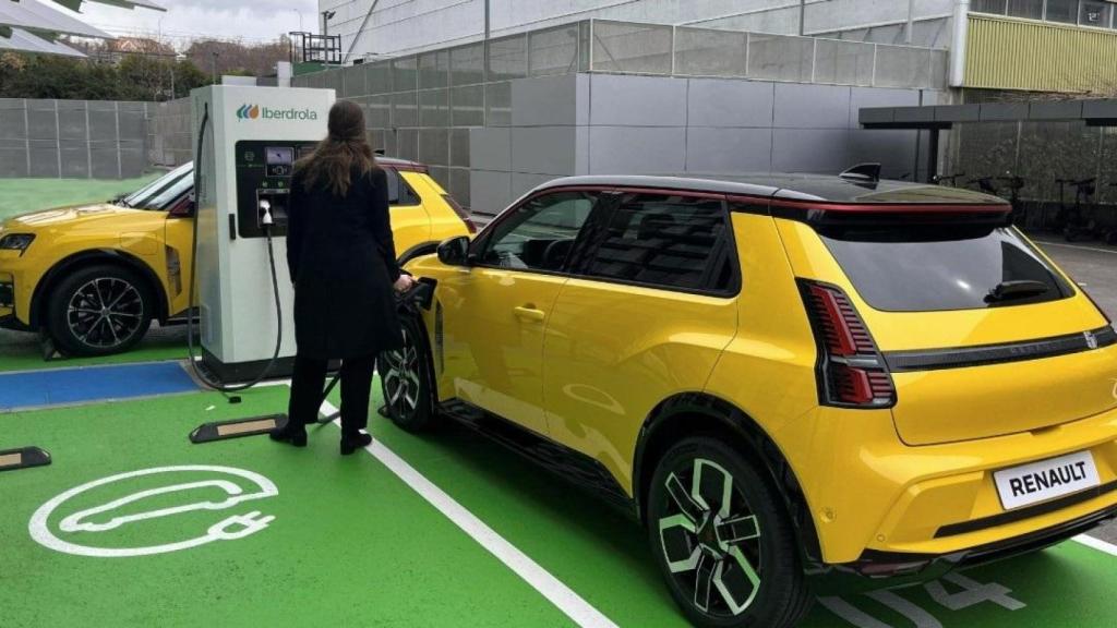 Un coche eléctrico recargando en un punto de Iberdrola.