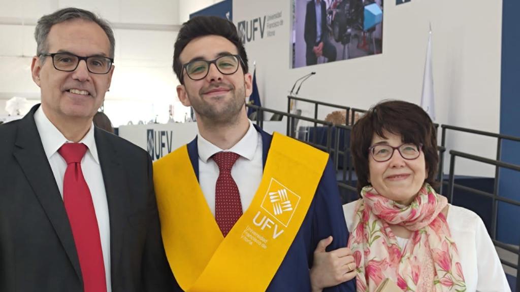 José María de Francisco, mejor nota del MIR 2025 de Madrid, junto a sus padres.