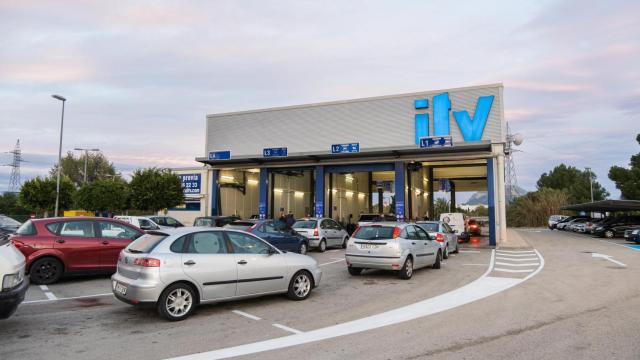 Vehículos haciendo cola en una estación de ITV.