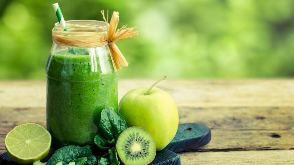 El jugo verde destaca por la combinación de ingredientes frescos y naturales.