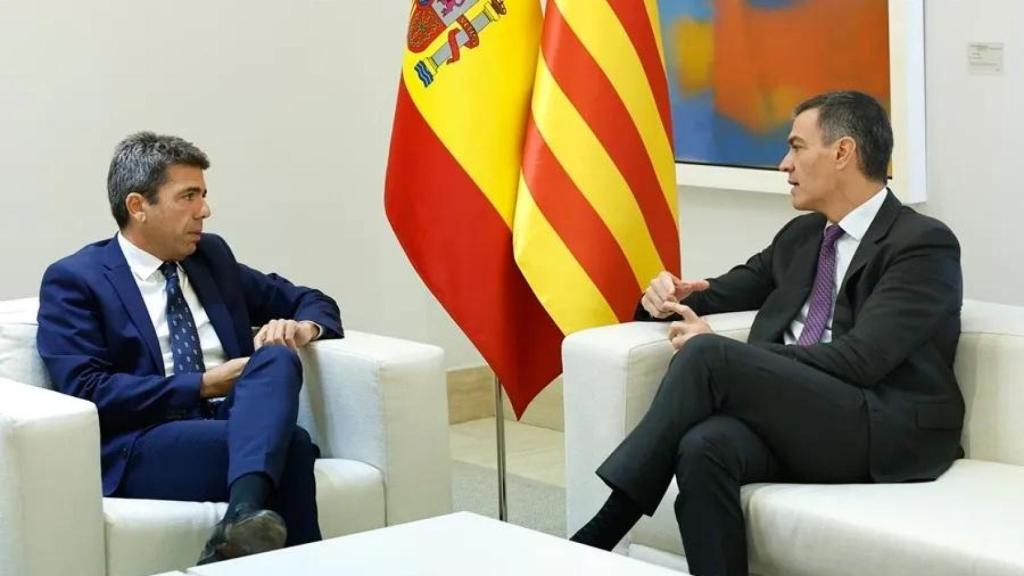 Pedro Sánchez y Carlos Mazón se dan la mano en Moncloa en una reunión de octubre. Efe/ Chema Moya
