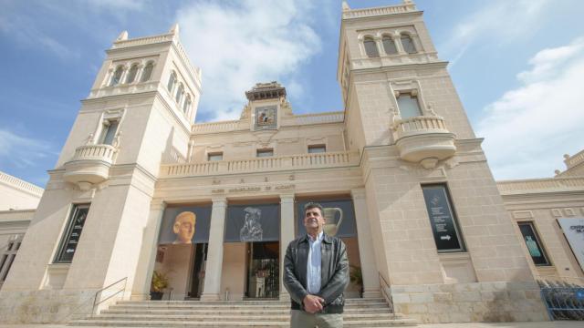 El director del museo  MARQ de Alicante, Manuel Olcina, ante la fachada del edificio.