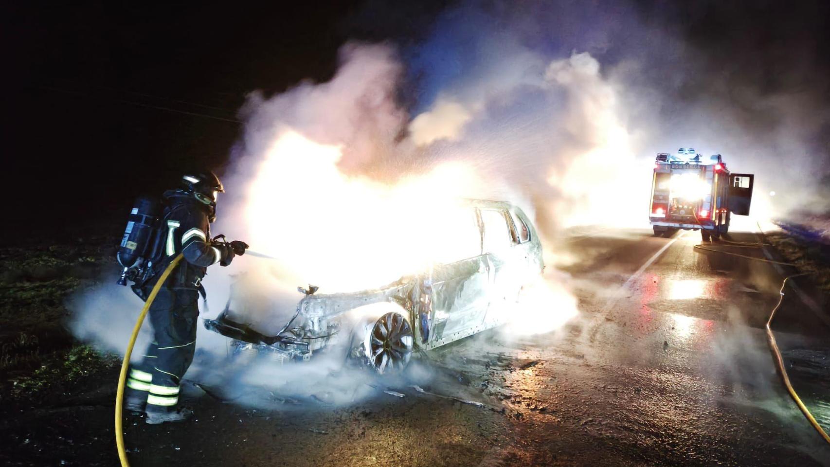 Espectacular incendio de un turismo en una carretera de la provincia de Valladolid: una hora de lucha contra el fuego