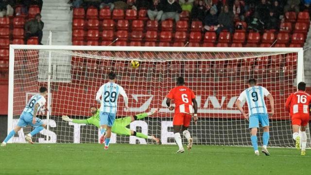 Antoñito Cordero, jugador del Málaga, en el momento de lanzar el penalti contra el Almería