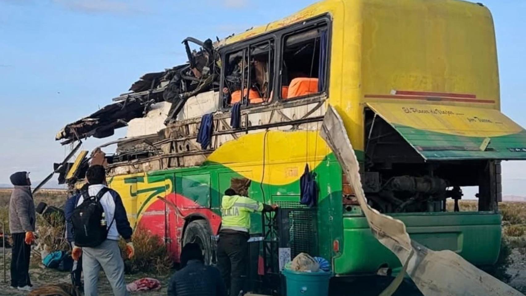 Al menos 37 muertos y tres decenas de heridos en Bolivia tras la colisión de dos autobuses