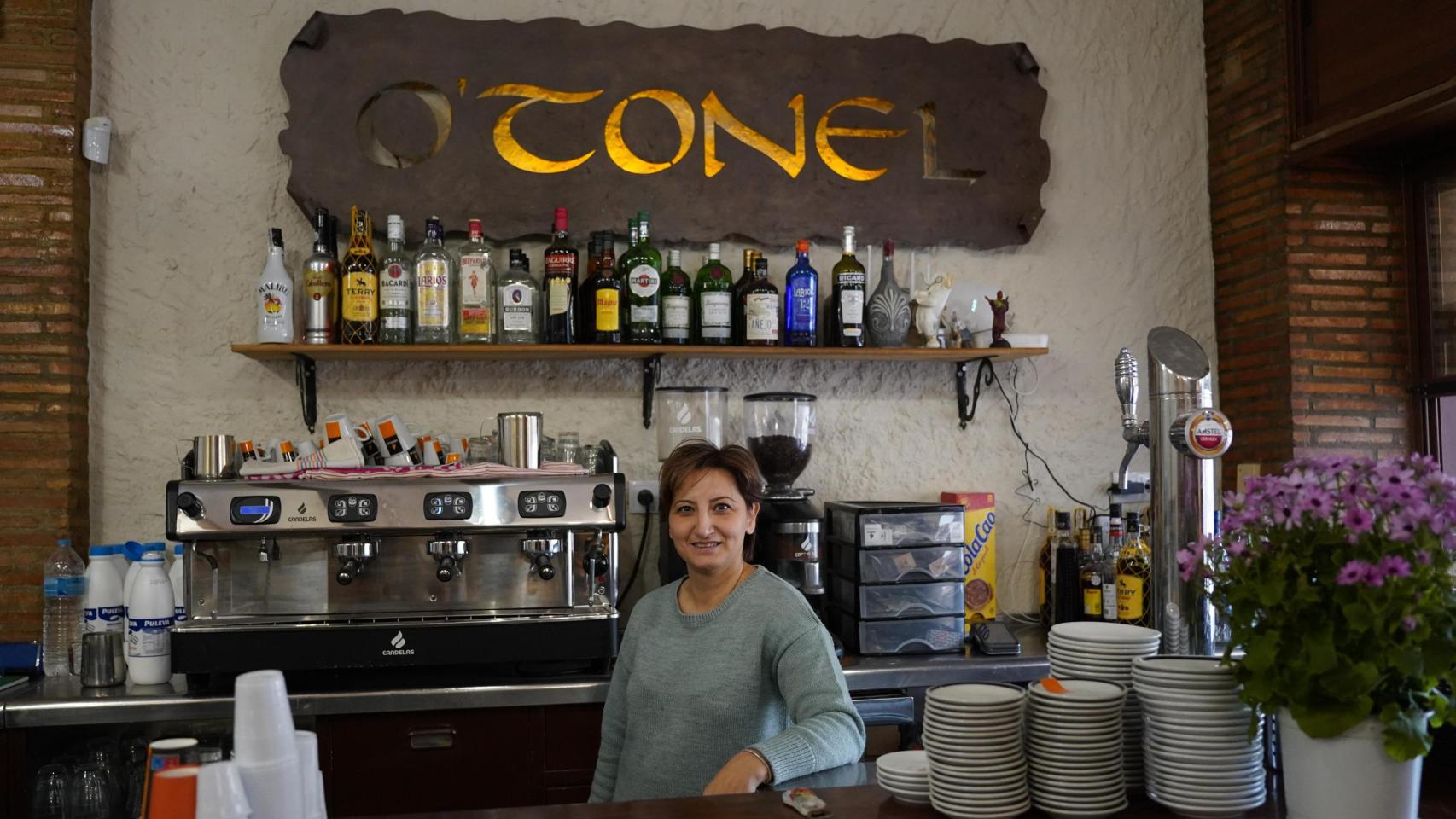 Emma, la armenia que migró a España y sufrió "el horror" en su bar de Alfafar: "Nos ha costado cuatro meses reabrirlo"