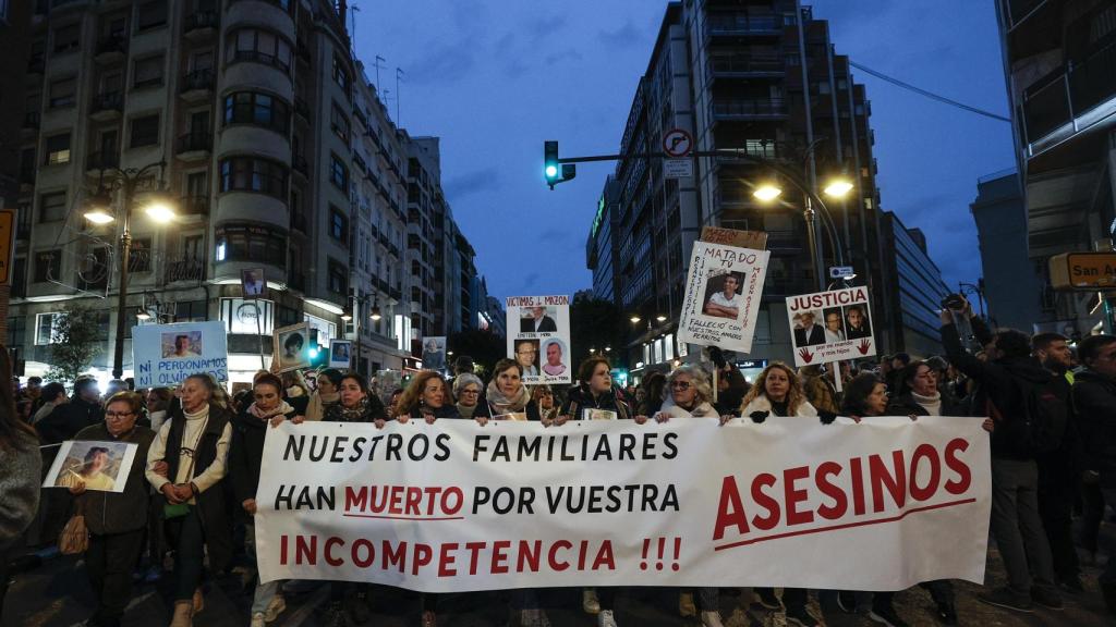 Miles de personas se manifiestan este sábado en la quinta manifestación para exigir la salida del presidente de la Generalitat tras su gestión de la dana. Efe /Manuel Bruque