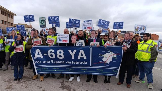 Los representantes de Teruel Existe se han ataviado con caretas de cada uno de los políticos