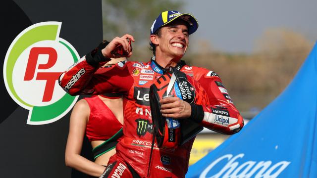 Marc Márquez celebra su victoria en el Gran Premio de Tailandia, en el circuito de Buriram.