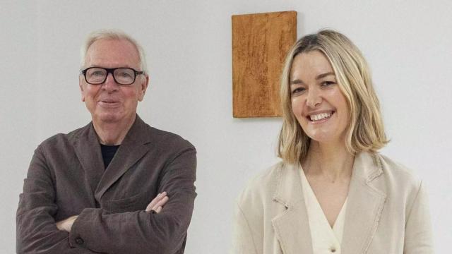 Marta Ortega Pérez y David Chipperfield en Casa RIA, donde el arquitecto tiene su fundación en Santiago.