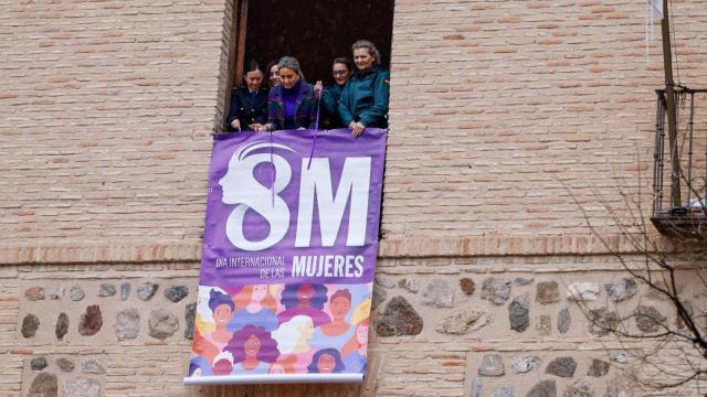 La pancarta del 8M ya luce en la sede de la Delegación del Gobierno en Castilla-La Mancha.