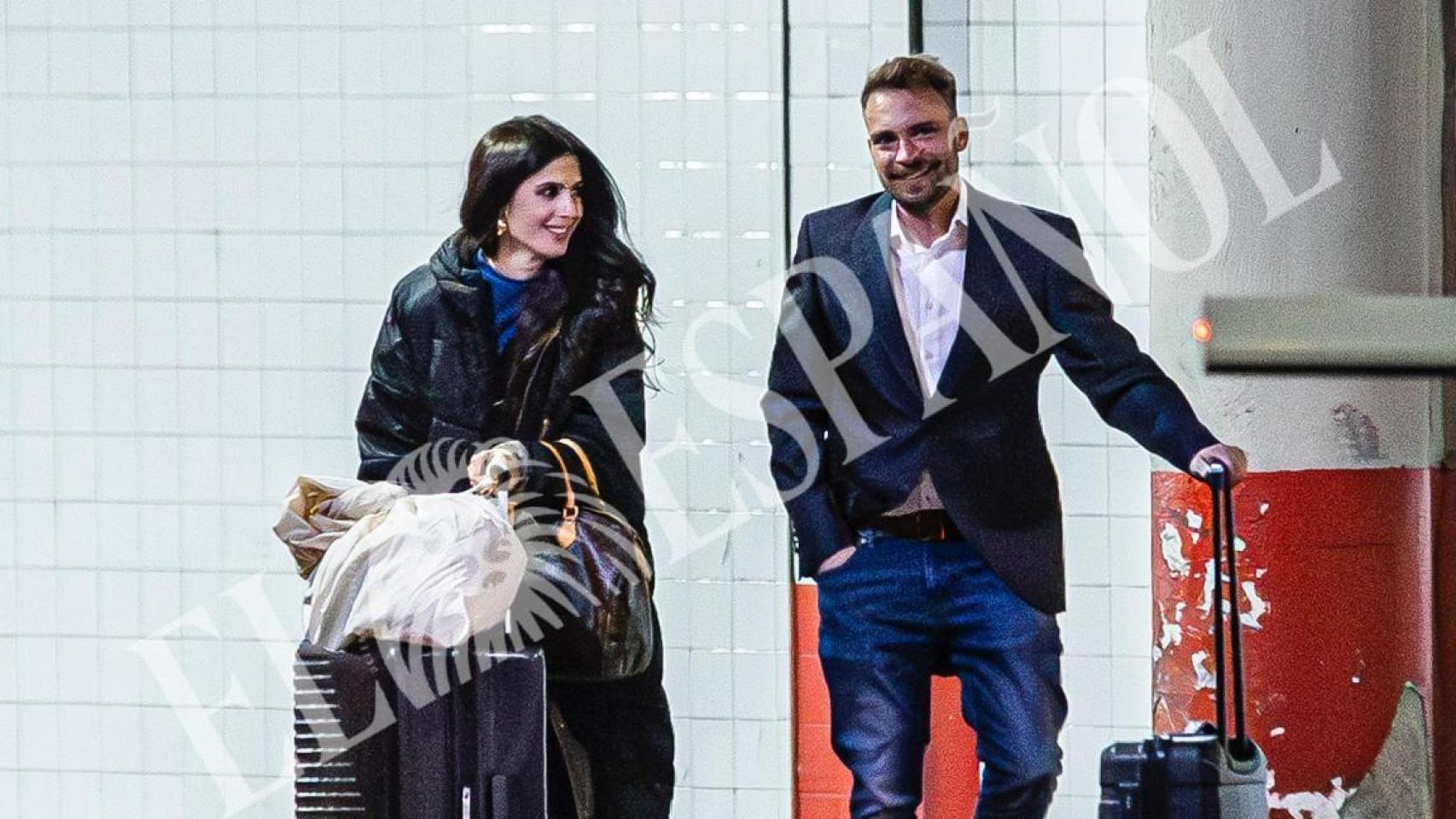 José María Almoguera y María Sánchez llevando el equipaje este pasado día 2 de marzo.
