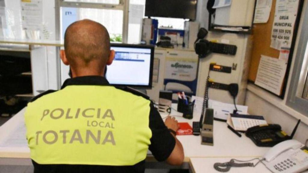 Un agente de la Policía Local tramitando una denuncia en una imagen de archivo del Ayuntamiento de Totana.