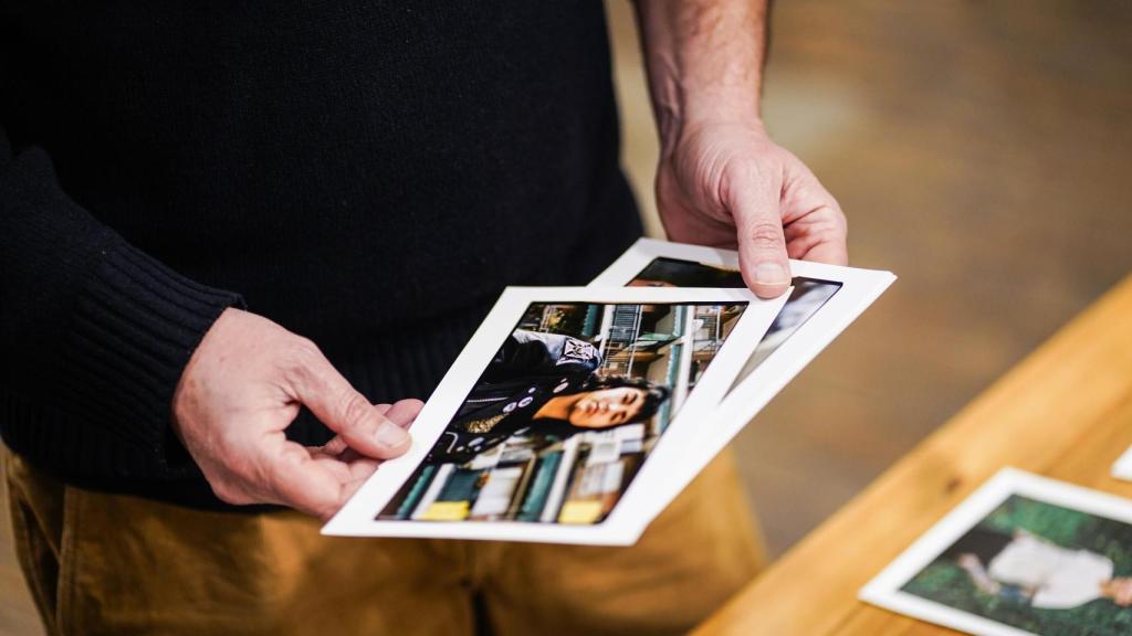El fotógrafo muestra su selecto portafolio de visionado con sus últimos trabajos
