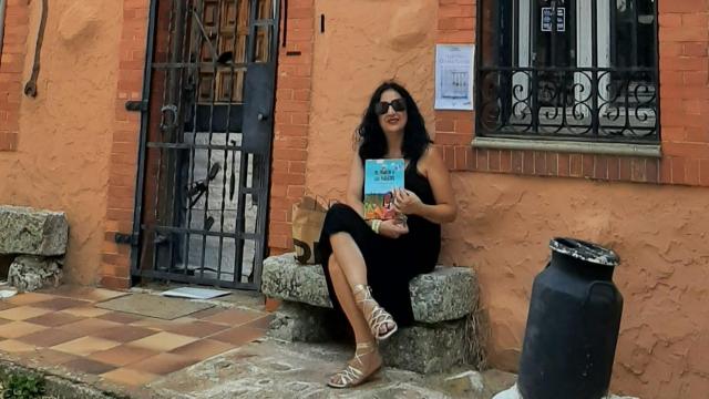 Foto de Lola Navajas posando con su libro