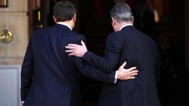 Starmer recibe a Macron, el domingo, a su llegada para la minicumbre de Londres.