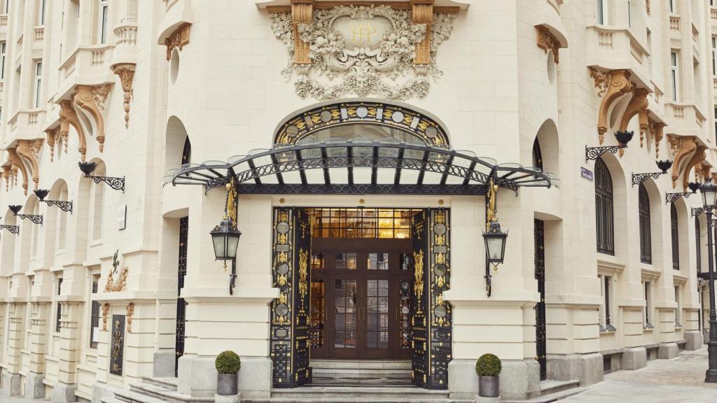 La puerta de entrada al The Palace, a Luxury Collection Hotel, Madrid.