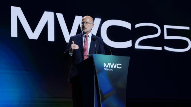 El presidente de la Comisión Federal de Comunicaciones de Estados Unidos, Brendan Carr, interviene durante la primera jornada del MWC 2025.