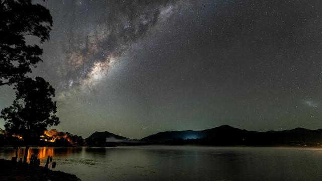 La Vía Láctea vista desde un lago en la Tierra. Damien Leyden/Pexels