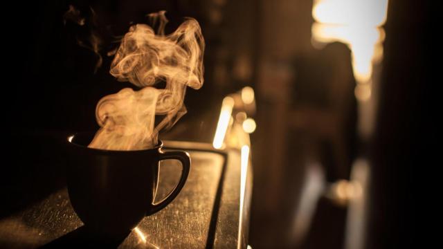 Café humeante.