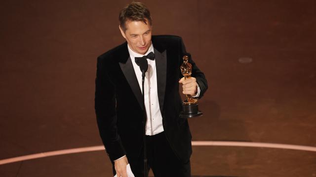 El director estadounidense Sean Baker recoge una de las cuatro estatuillas que ganó en la gala de los Premios Oscar del pasado domingo.