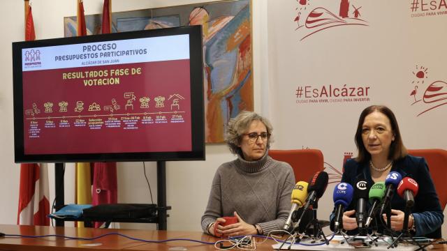 Rosa Melchor (d) y la concejal Cristina Perea.