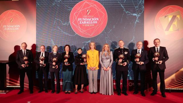 Fotografía de familia de los galardonados de la V edición de los Premios Fundación Zaballos junto a la presidenta de la entidad, Emilia Zaballos, y la infanta Elena de Borbón y Grecia.