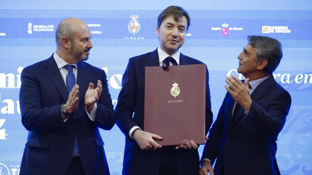 El director de cine Albert Serra recibe el Premio Nacional de Tauromaquia 2024 de manos del presidente del Senado, Pedro Rollán (izq) y el ganadero Victorino Martín García (dcha).