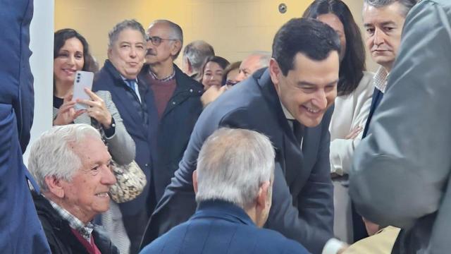 Juanma Moreno, este lunes en Sevilla antes de la presentación del Plan Vuela en un centro de mayores.