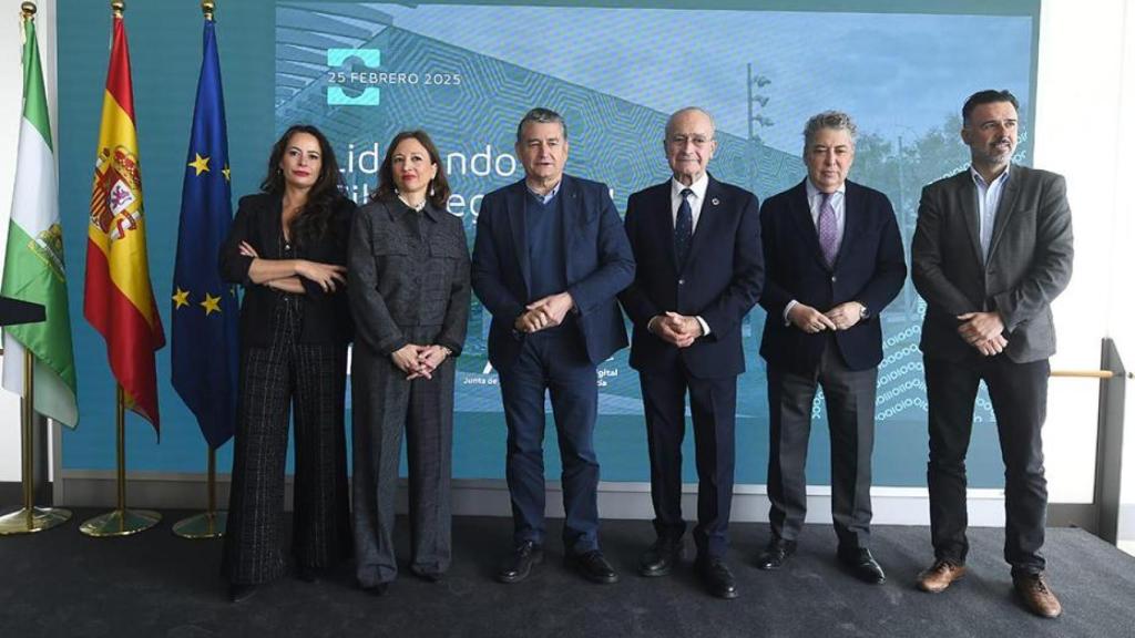 El consejero de la Presidencia, Antonio Sanz, junto al alcalde de Málaga, Francisco de la Torre, en una reunión del Clúster de Ciberseguridad en el Centro de Ciberseguridad de Andalucía (CIAN), en Málaga.