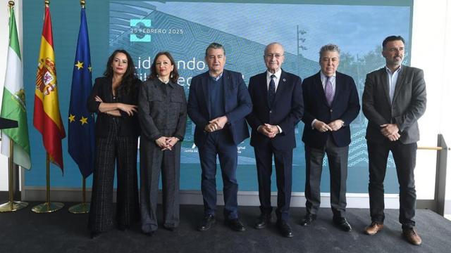 El consejero de la Presidencia, Antonio Sanz, junto al alcalde de Málaga, Francisco de la Torre, en una reunión del Clúster de Ciberseguridad en el Centro de Ciberseguridad de Andalucía (CIAN), en Málaga.