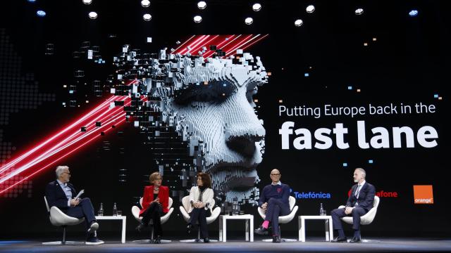 De izquierda a derecha: Shaun Collins (CCS Insight), Margherita della Valle (Vodafone), Christel Heydemann (Orange), Tim Höttges (Deutsche Telekom) y Marc Murtra (Telefónica)