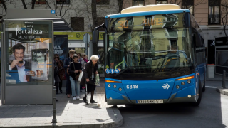 Una mujer con dificultades de movilidad sube a un autobús de la EMT de Madrid.