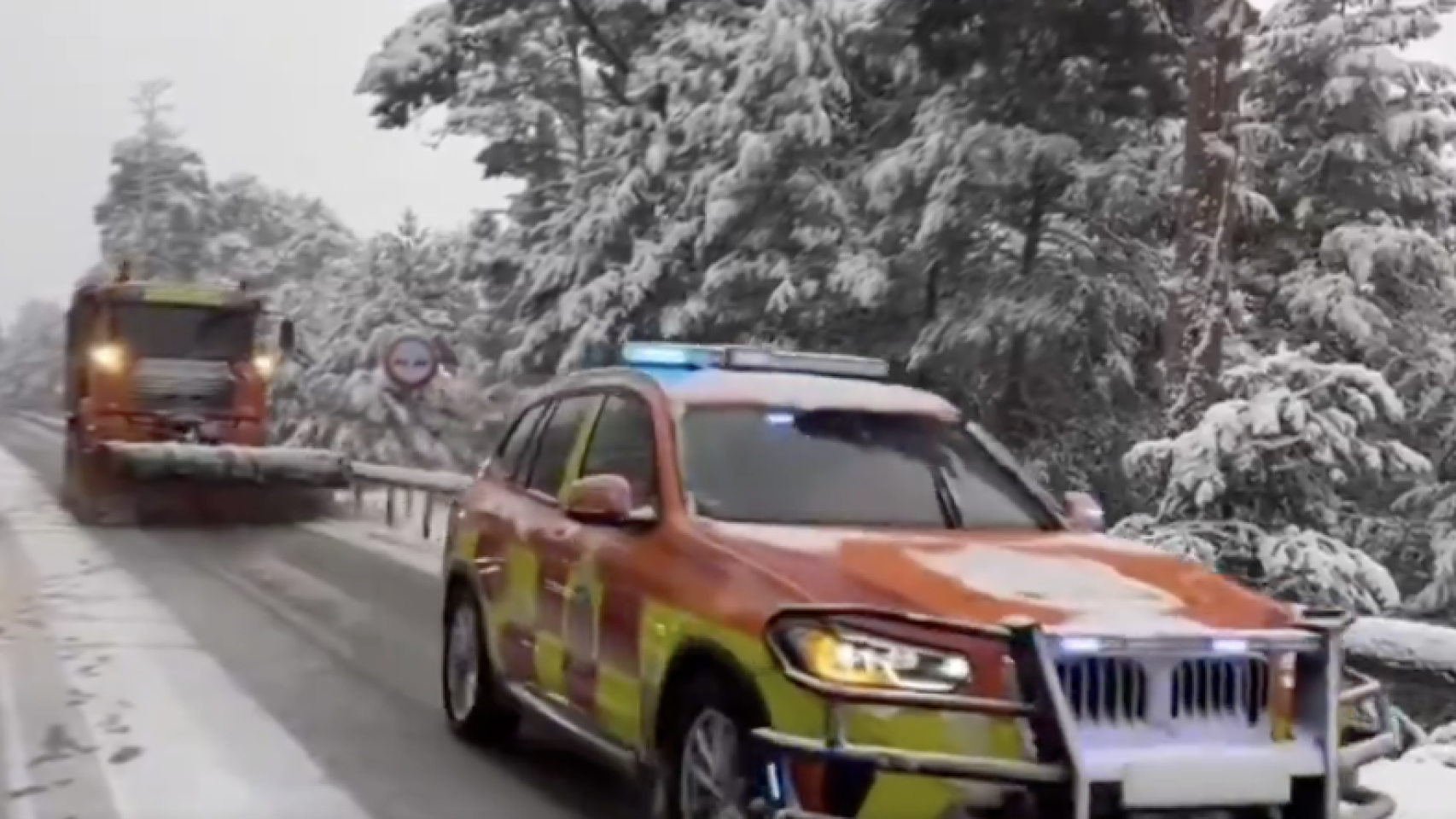 Complicaciones en la entrada a Madrid por la nieve en la A-1 y la AP-6 tras una noche con cortes y vehículos atrapados