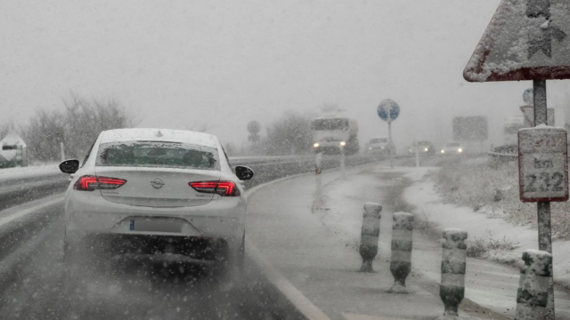 Coches intentan avanzar entre la nieve en la A-2 dirección Madrid.