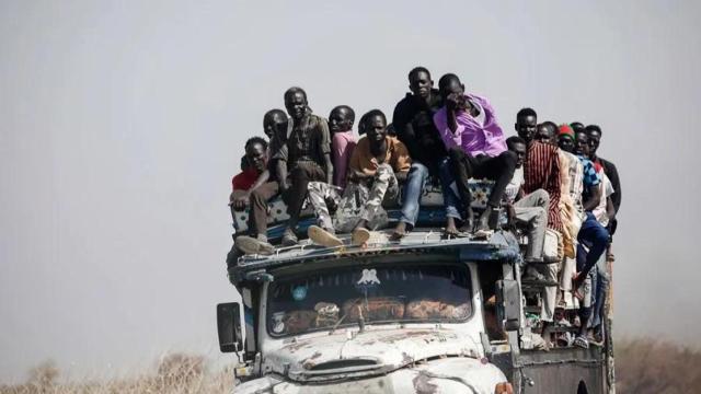 Ciudadanos sudaneses huyendo del conflicto en su país, en una imagen de archivo.
