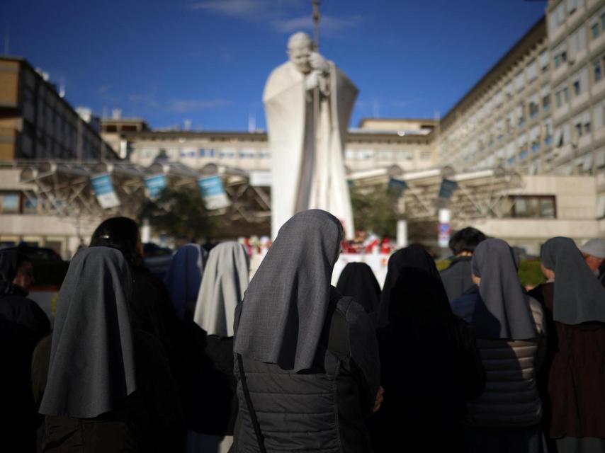 Monjas rezan en el exterior del Hospital Gemelli, donde el Papa Francisco está internado para recibir tratamiento, en Roma.