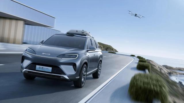El sistema Lingyuan de DJI en un coche BYD y un dron volando.