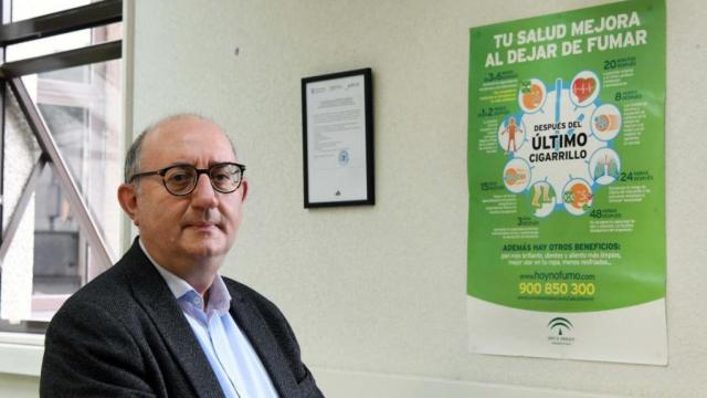 El profesor Elisardo Becoña coordina la Unidade de Tabaquismo e Trastornos Aditivas de la USC.