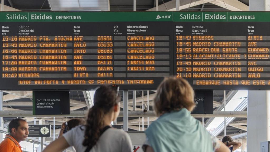 Un panel de viajes cancelados de la estación de ave Joaquín Sorolla. Jorge Gil / Europa Press