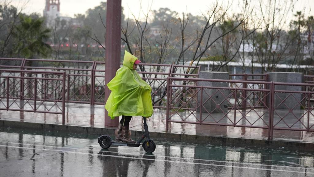 Una persona se protege de la lluvia con un impermeable. Joaquin Corchero / Europa Press