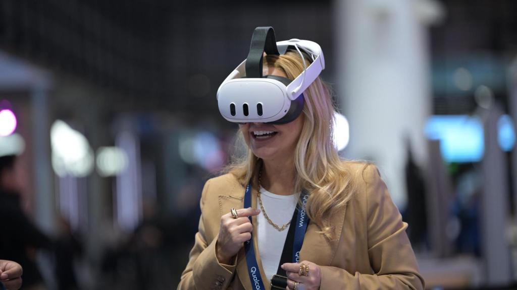 Una usuaria utilizando gafas de realidad virtual durante el Mobile World Congress 2025.