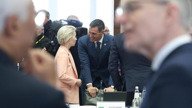 Pedro Sánchez conversa con Ursula von der Leyen durante una reunión del Consejo Europeo