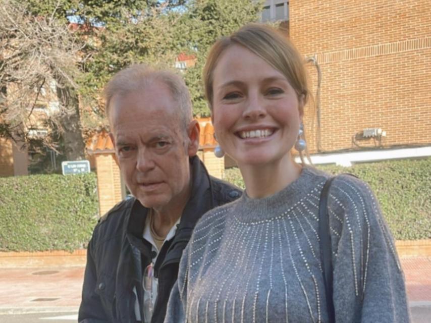 La actriz, feliz, caminando con su padre, Ángel Moya.