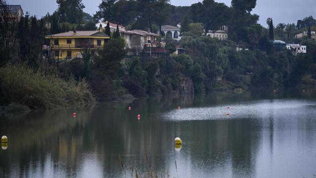 Vista del caudal del río Mijares a su paso por el término de Vila-real este lunes.